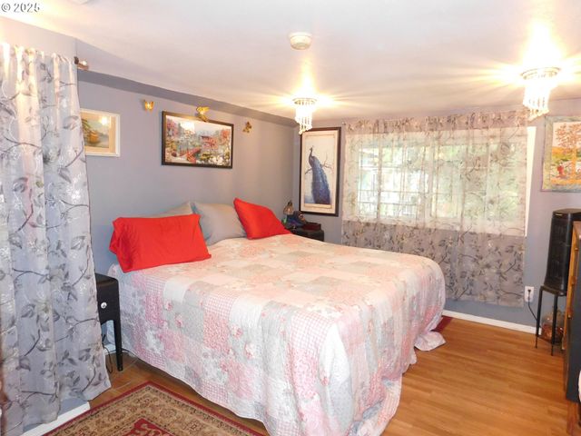 416 S 10TH St, Cottage Grove, OR 97424