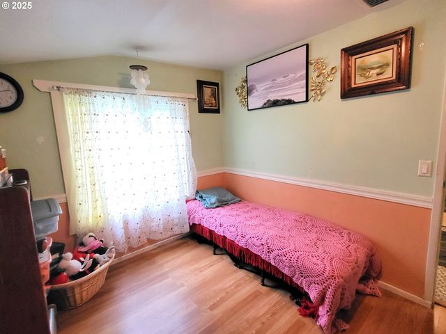 416 S 10TH St, Cottage Grove, OR 97424