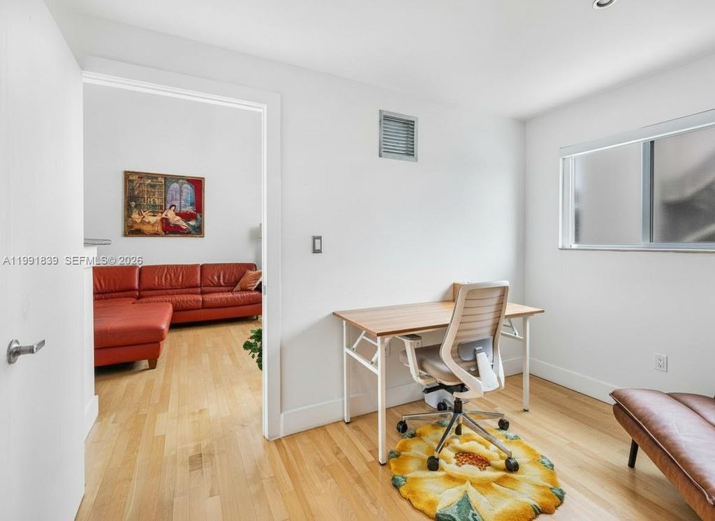 Image 16 of property listing at 7728 Collins Ave 16, Miami Beach, FL 33141