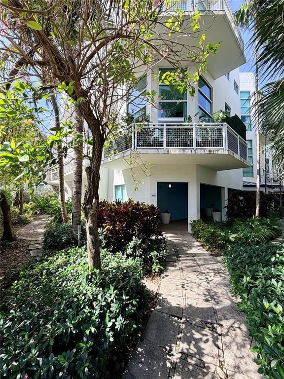 Image 33 of property listing at 7728 Collins Ave 16, Miami Beach, FL 33141