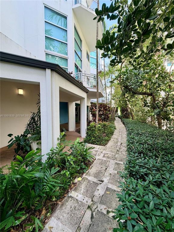 Image 34 of property listing at 7728 Collins Ave 16, Miami Beach, FL 33141