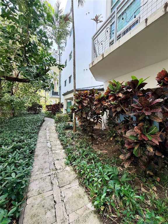 Image 35 of property listing at 7728 Collins Ave 16, Miami Beach, FL 33141