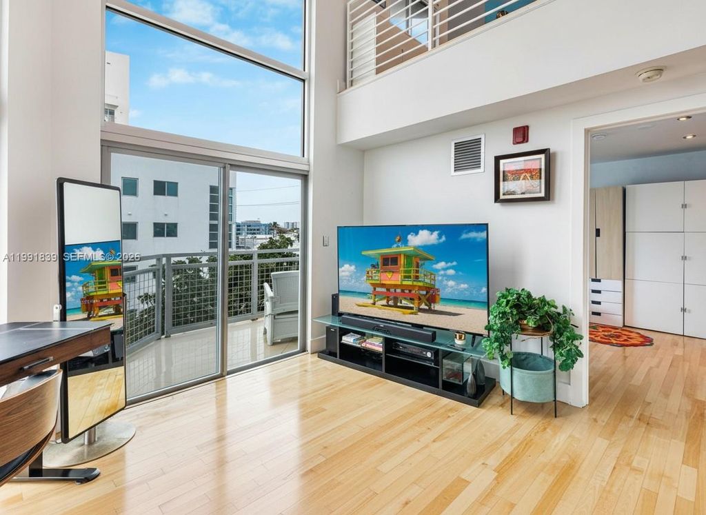 Image 6 of property listing at 7728 Collins Ave 16, Miami Beach, FL 33141