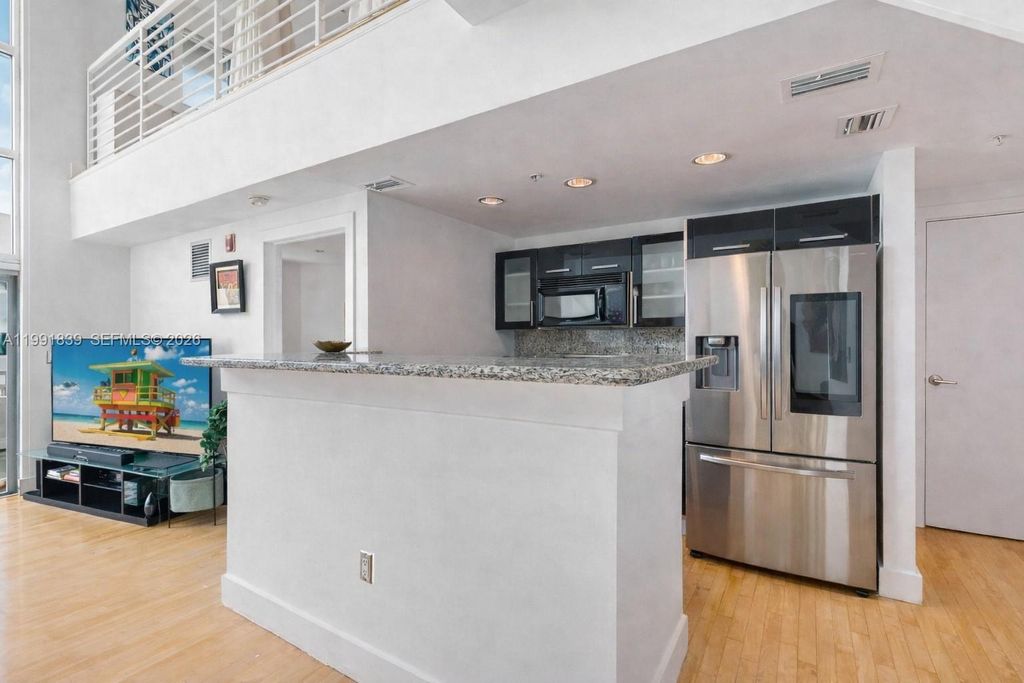 Image 8 of property listing at 7728 Collins Ave 16, Miami Beach, FL 33141