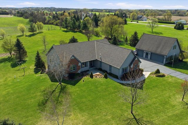 W334S7280 Milos WAY, Mukwonago, WI 53149