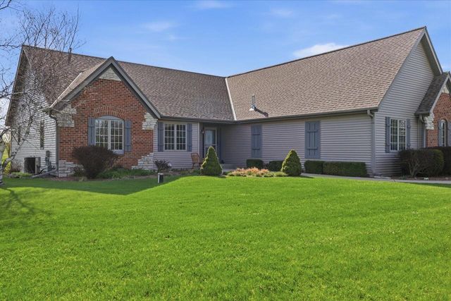 W334S7280 Milos WAY, Mukwonago, WI 53149