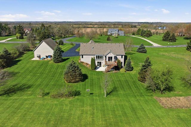 W334S7280 Milos WAY, Mukwonago, WI 53149