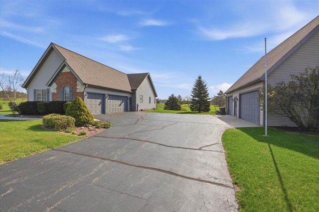 W334S7280 Milos WAY, Mukwonago, WI 53149