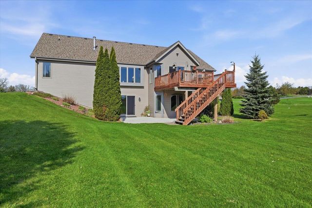 W334S7280 Milos WAY, Mukwonago, WI 53149