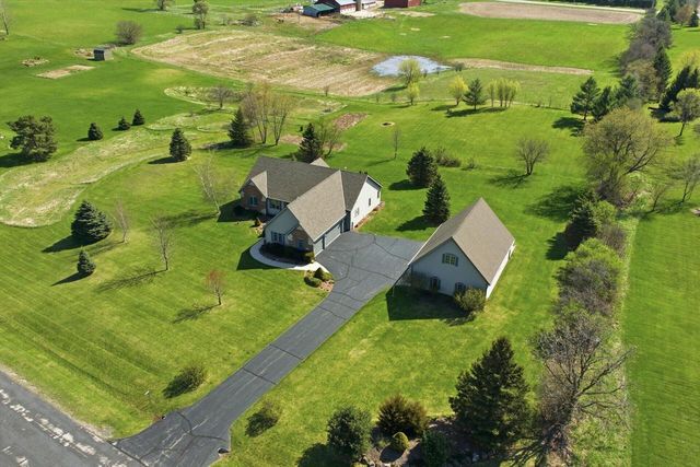 W334S7280 Milos WAY, Mukwonago, WI 53149