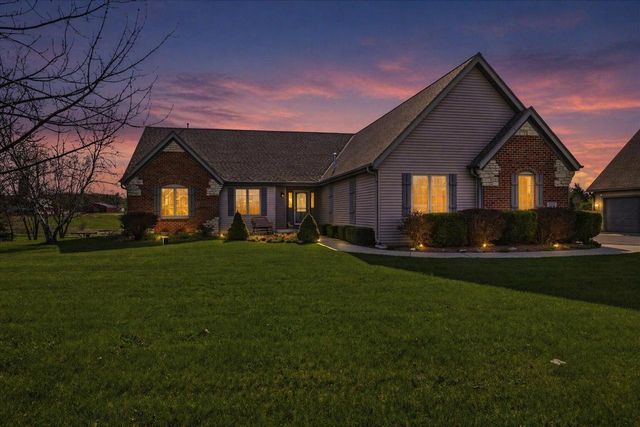 W334S7280 Milos WAY, Mukwonago, WI 53149