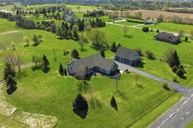 W334S7280 Milos WAY, Mukwonago, WI 53149