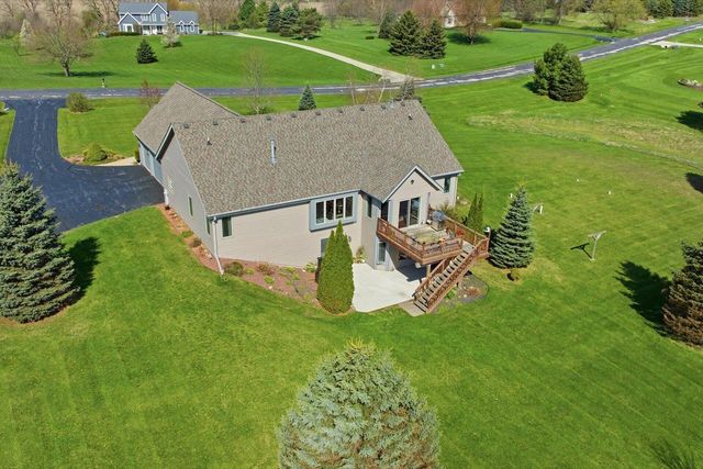 W334S7280 Milos WAY, Mukwonago, WI 53149
