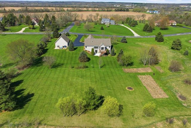 W334S7280 Milos WAY, Mukwonago, WI 53149