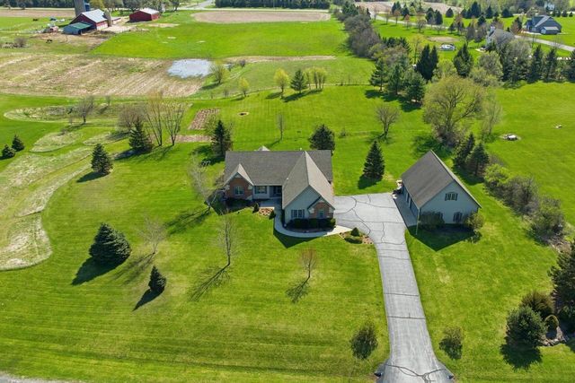 W334S7280 Milos WAY, Mukwonago, WI 53149