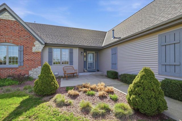 W334S7280 Milos WAY, Mukwonago, WI 53149