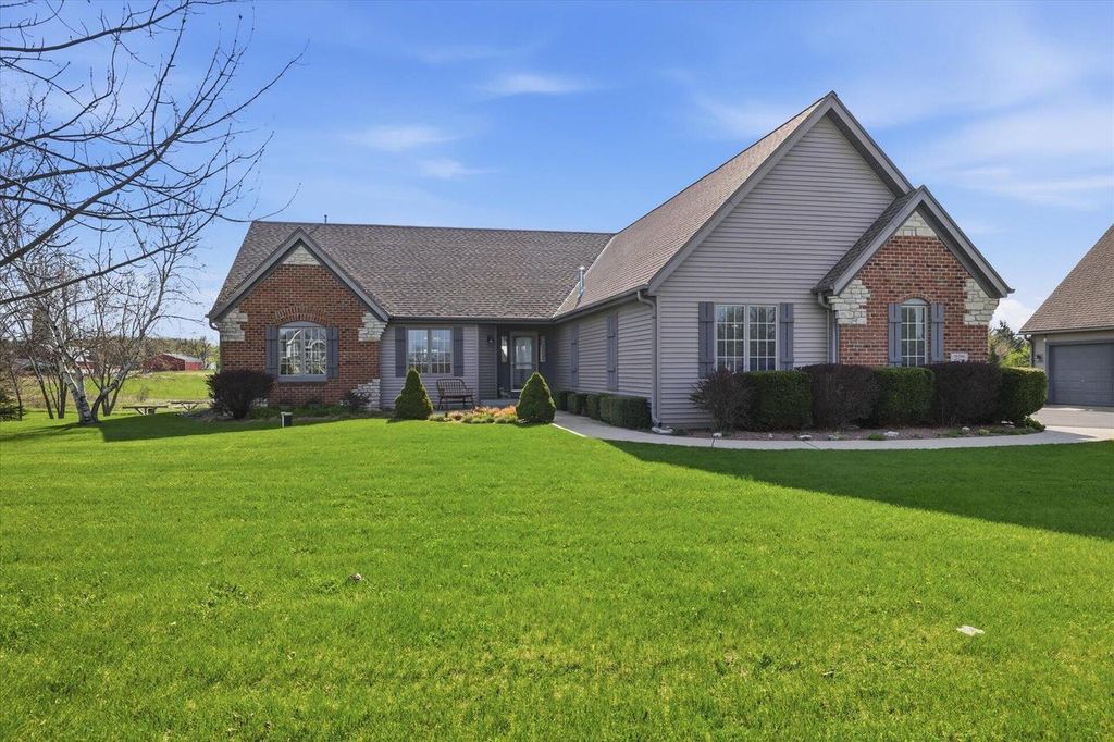 W334S7280 Milos WAY, Mukwonago, WI 53149