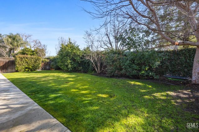 334 Hollyhill Drive, Bakersfield, CA 93312