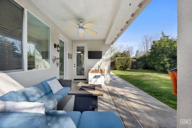 334 Hollyhill Drive, Bakersfield, CA 93312