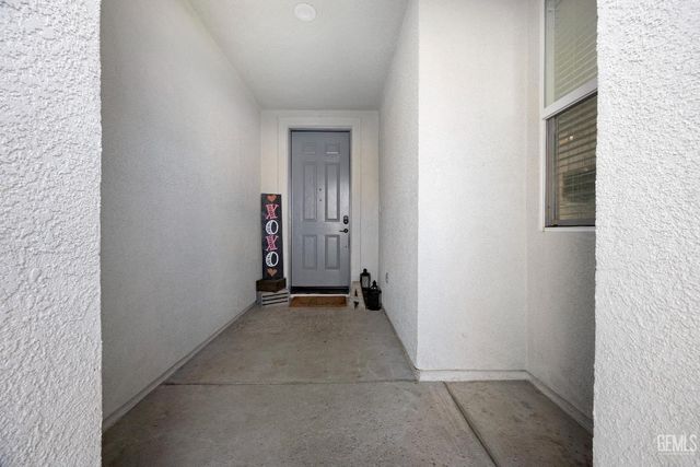 334 Hollyhill Drive, Bakersfield, CA 93312