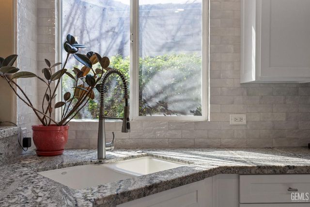 334 Hollyhill Drive, Bakersfield, CA 93312