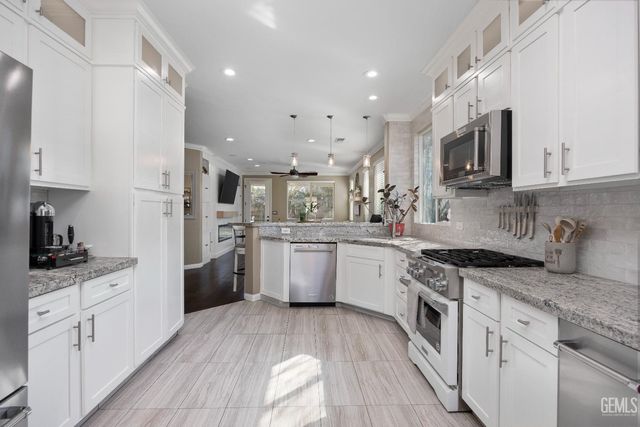 334 Hollyhill Drive, Bakersfield, CA 93312