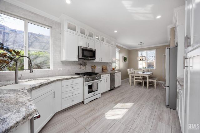 334 Hollyhill Drive, Bakersfield, CA 93312