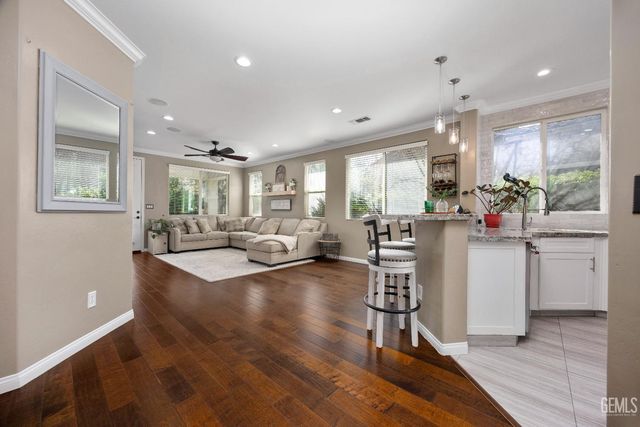 334 Hollyhill Drive, Bakersfield, CA 93312