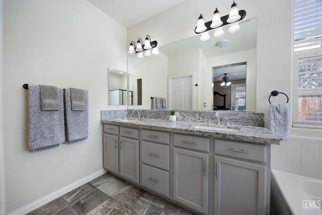 334 Hollyhill Drive, Bakersfield, CA 93312