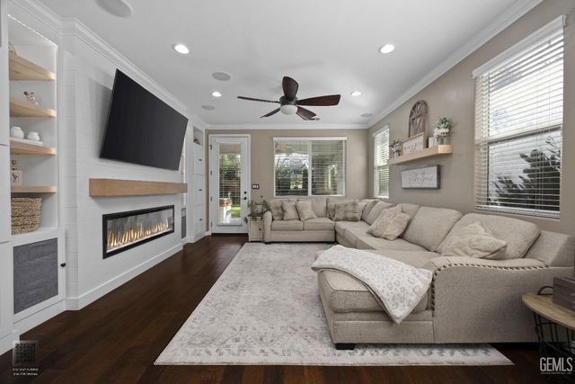 334 Hollyhill Drive, Bakersfield, CA 93312