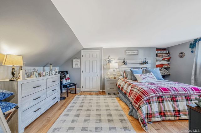 32 Rockledge Drive, Shirley, NY 11967