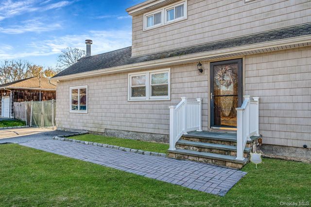 32 Rockledge Drive, Shirley, NY 11967