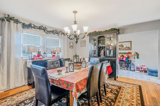 32 Rockledge Drive, Shirley, NY 11967