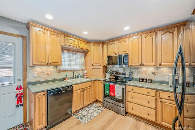 32 Rockledge Drive, Shirley, NY 11967