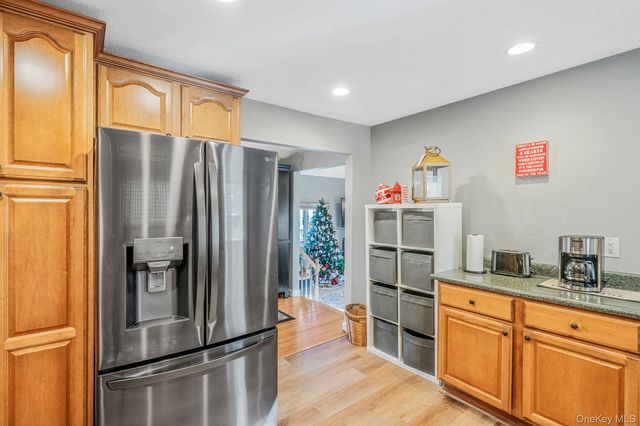 32 Rockledge Drive, Shirley, NY 11967