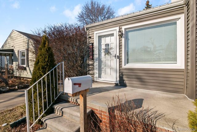 23021 California Street, St. Clair Shores, MI 48080