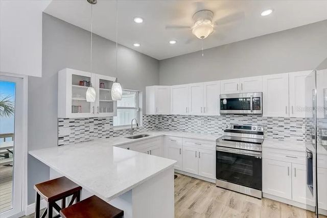 2424 BAY DRIVE, Bradenton, FL 34207