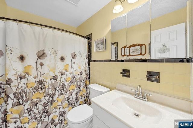 178 Cambridge Avenue, Saddle Brook, NJ 07663