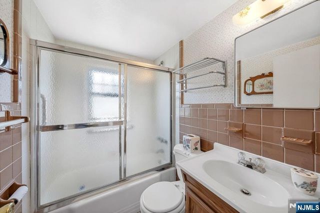 178 Cambridge Avenue, Saddle Brook, NJ 07663