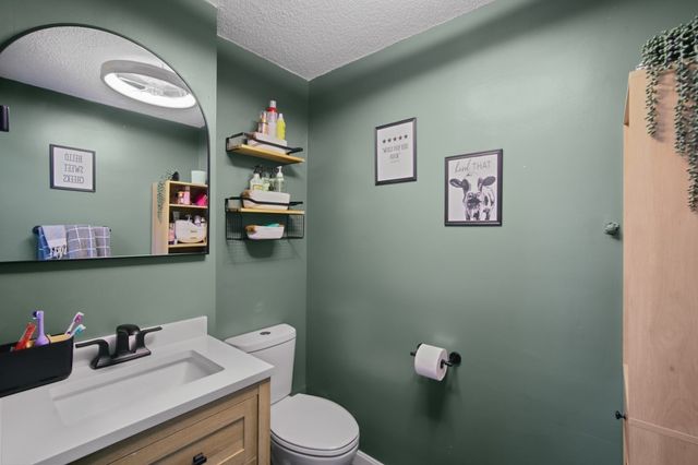 77 Quequechan Rd, Taunton, MA 02780