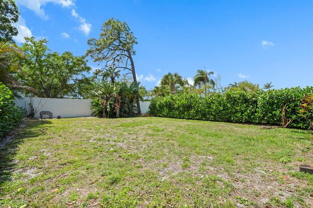 3922 SE Fairway W, Stuart, FL 34997