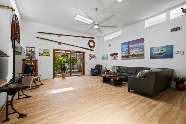 3922 SE Fairway W, Stuart, FL 34997