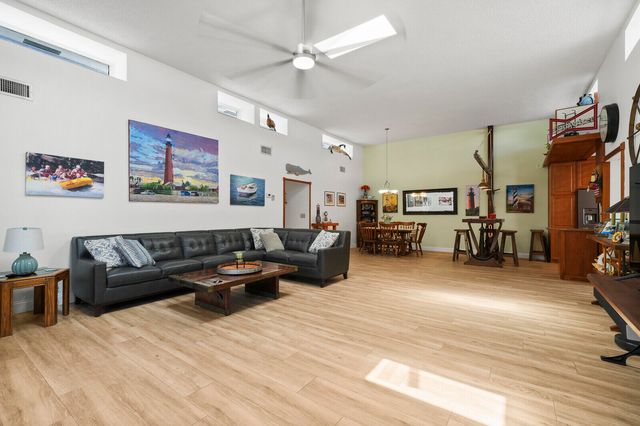 3922 SE Fairway W, Stuart, FL 34997