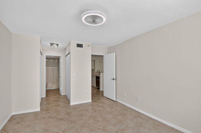 107 Yacht Club Way 208, Hypoluxo, FL 33462