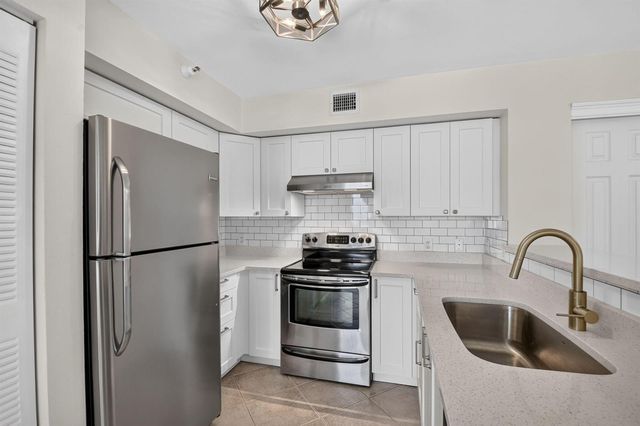 107 Yacht Club Way 208, Hypoluxo, FL 33462