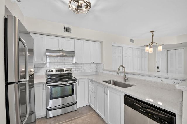 107 Yacht Club Way 208, Hypoluxo, FL 33462