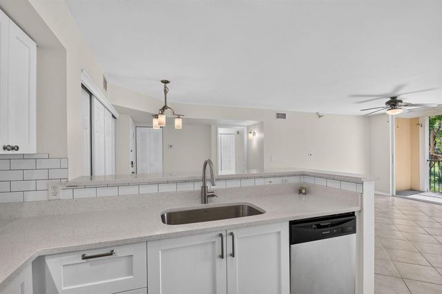 107 Yacht Club Way 208, Hypoluxo, FL 33462