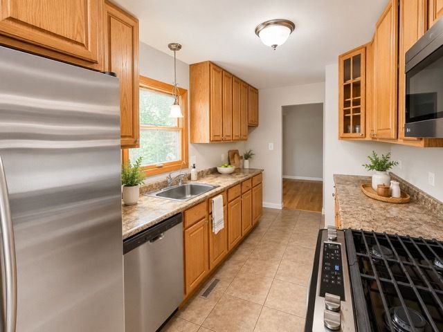 1525 N Patton Avenue, Arlington Heights, IL 60004