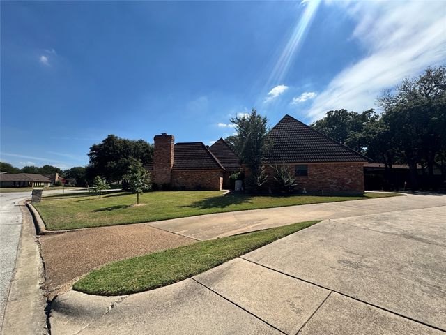 700 Highwoods Trail, Fort Worth, TX 76112