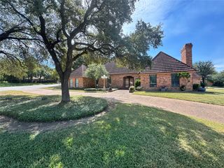 700 Highwoods Trail, Fort Worth, TX 76112